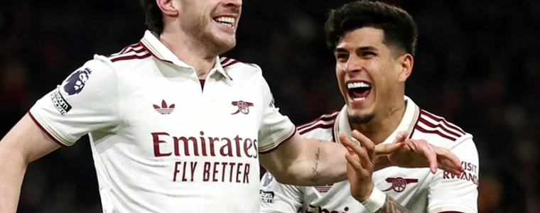 Cầu thủ Arsenal và Manchester City đứng cạnh cúp Community Shield trên sân mái che trước trận Siêu cúp Anh 2026 ở Cardiff